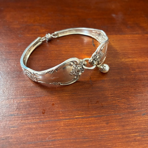 Silver tone spoon bracelet with pearl charm - Picture 3 of 10